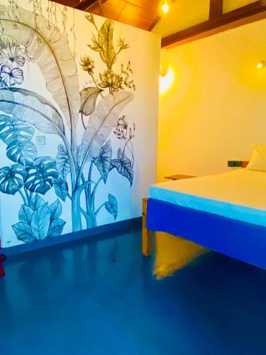 阿鲁甘湾Marina Village的一间设有一张床的客房,墙上挂着壁画