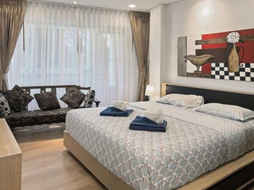 Postel nebo postele na pokoji v ubytování Mykonos Hua Hin - 1 bdr Condo Shared Pool Downtown