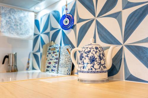 a blue and white tea pot sitting on a table at La Jura in Podlesice