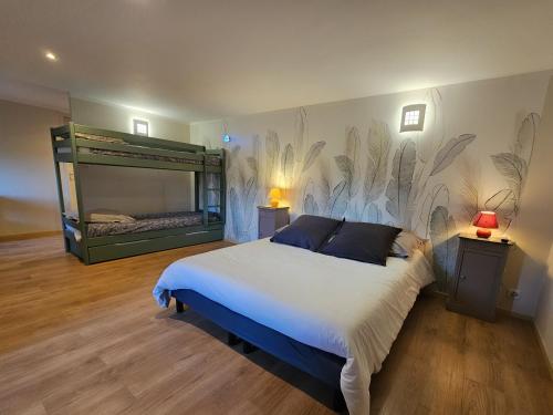 une chambre avec un grand lit et un grand miroir dans l'établissement Gites de groupes Les Muriers, à Bourgvilain