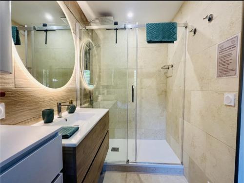a bathroom with a shower and a sink at T1 bis rénové, clim et confort - Saint Raphaël in Saint-Raphaël