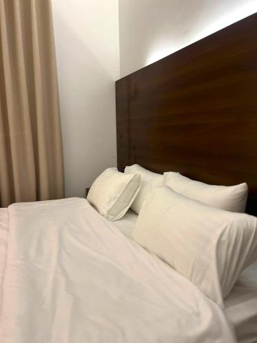 Ένα ή περισσότερα κρεβάτια σε δωμάτιο στο شقة فخمة مع جلسة خارجية - Self Entry