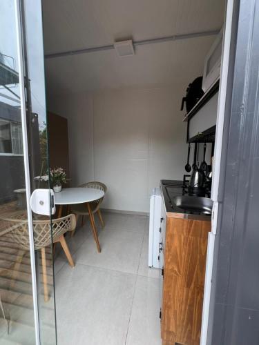 Containers Schmitz في فلوريانوبوليس: مطبخ صغير مع طاولة وقمة كونتر