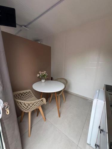 Containers Schmitz في فلوريانوبوليس: غرفة صغيرة مع طاولة وكرسيين