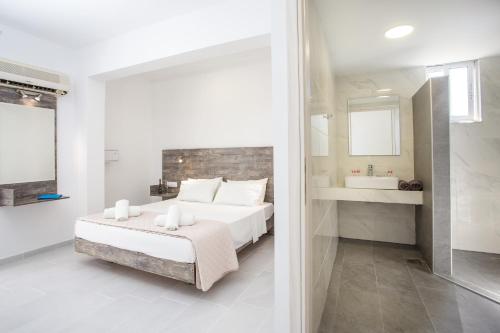 una camera bianca con letto e lavandino di Anika Studios Faliraki a Faliraki