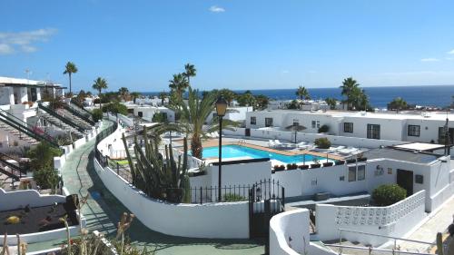 Vistas a la piscina de un complejo en Vv Apartamento Gran Vista Los Marinos, en Tías