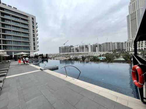 Bazén v ubytování High Floor 1 BHK with great view nebo v jeho okolí