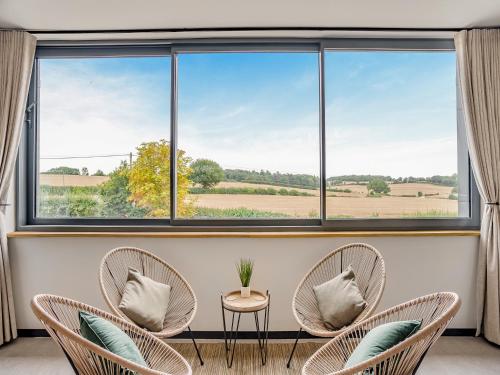 Habitación con 3 sillas y ventana grande. en Lime Tree House - Uk49477, en Bulmer