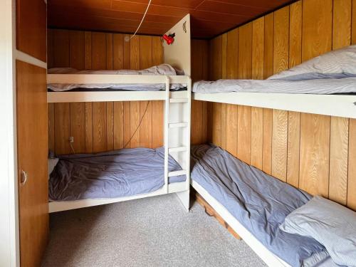 Una cama o camas en una habitación de 70S Holiday Home With Views Over The Sea