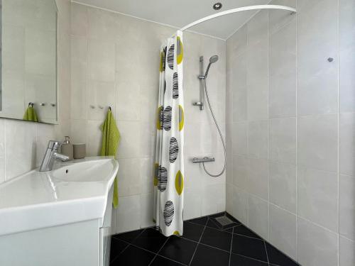 Un baño de 70S Holiday Home With Views Over The Sea