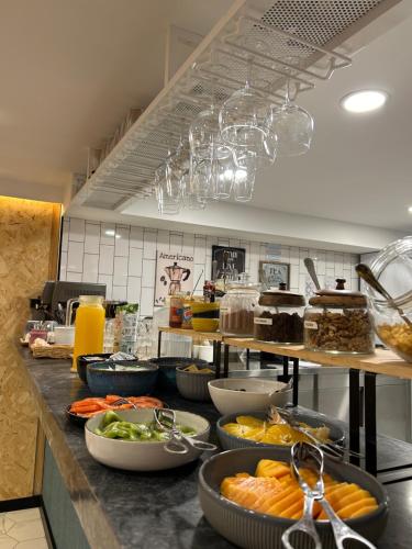 a kitchen with many bowls of food on a counter at Alma Candida 15 in Ganfei