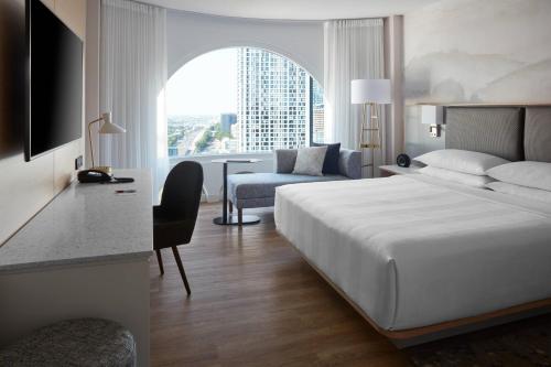 Una habitación de hotel con una cama, un escritorio y una silla. en Montreal Marriott Chateau Champlain, en Montreal
