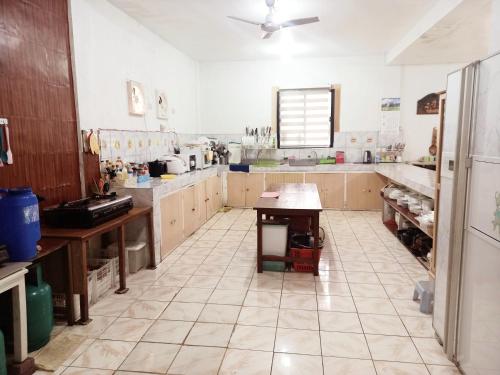 锡朗米妮旅馆的一个宽敞的厨房，铺有瓷砖地板，天花板也很高。