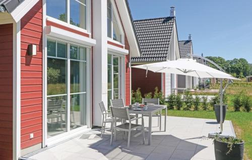 un patio con un tavolo e un ombrellone di Haus Elke a Wandlitz