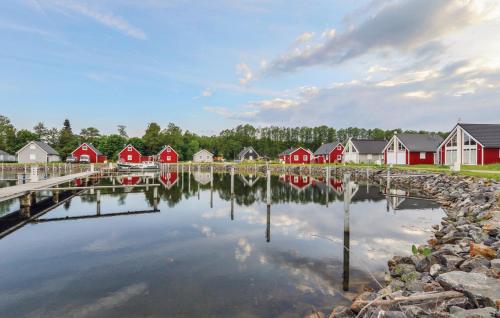 un gruppo di case su un lago con riflessione nell'acqua di Haus Aliyah a Wandlitz