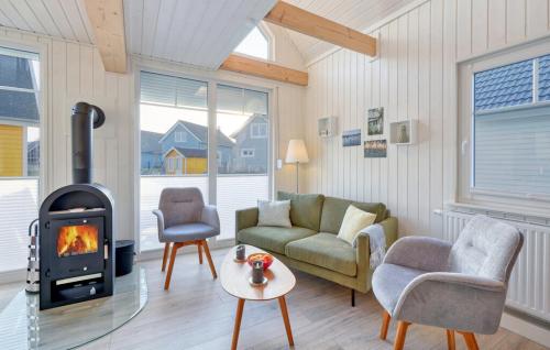 ein Wohnzimmer mit Sofa und Kamin in der Unterkunft Ferienhaus Hafenoase in Wandlitz