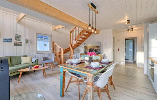 ein Wohnzimmer mit einem Tisch und einem Sofa in der Unterkunft Ferienhaus Hafenoase in Wandlitz