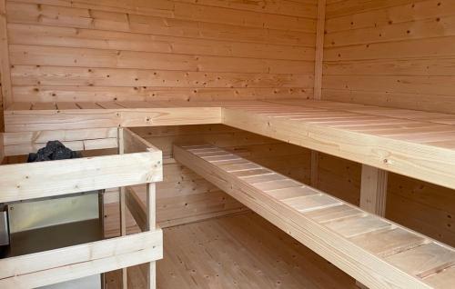 una sauna vuota con pareti in legno e pavimenti in parquet di Villa Kunterbunt a Wandlitz