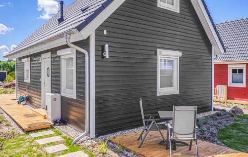 una casa con tavolo e sedie all'esterno di Haus Liam a Wandlitz