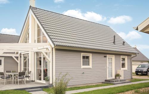 una casa con tetto grigio e patio di Lilly Hus a Wandlitz