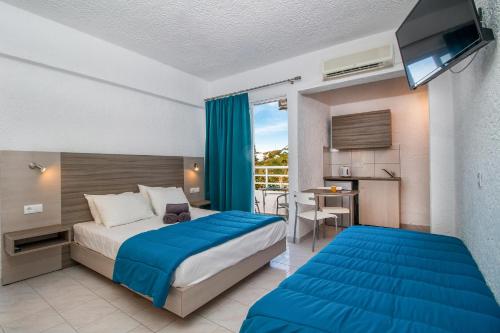 una camera da letto con un letto e una cucina con un tavolo di Anika Studios Faliraki a Faliraki