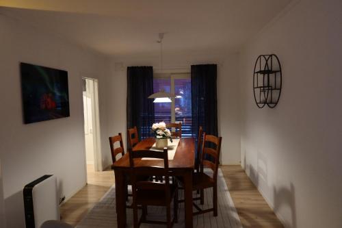 Χώρος καθιστικού στο The Urban Escape Walk to Train, Bus & City Center