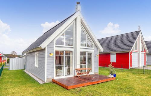een rood-wit huis met een tafel op een terras bij Haus Charlotte in Wandlitz