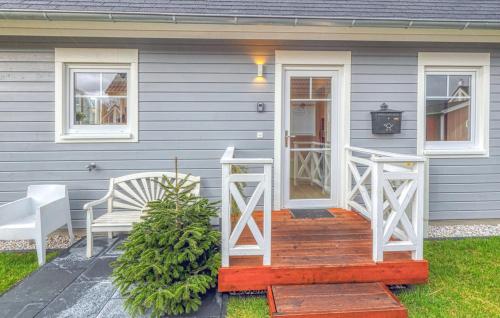 een huis met een houten veranda met een witte stoel bij Haus Charlotte in Wandlitz
