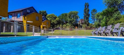 Πισίνα στο ή κοντά στο Cabañas Madre Sierra