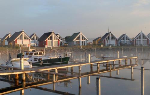 un gruppo di case e barche in acqua di Lavendel-Lodge a Wandlitz