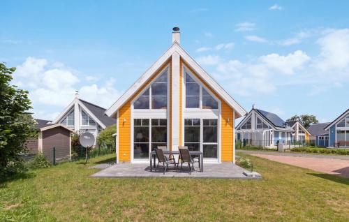 una casa con due sedie davanti di Sonnenblick a Wandlitz