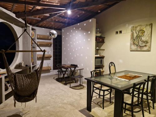 ボニートにあるSolar de Bonitoのテーブルと椅子、ハンモックが備わる客室です。
