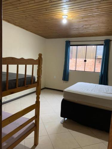 Un dormitorio con dos literas y una ventana. en Pousada Mizuyama, en Praia do Rosa