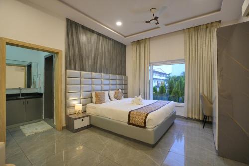 En eller flere senge i et værelse på Tripura Resort