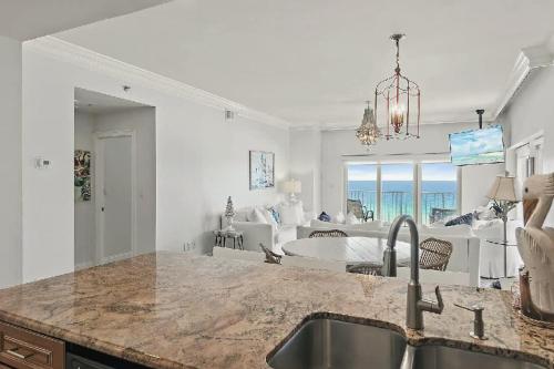 Fotografie z fotogalerie ubytování Spacious Three-Bedroom Beachside Condo With Gulf Views v destinaci Destin