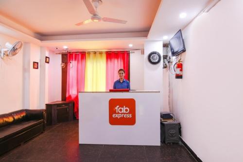 un hombre parado en un mostrador en una habitación en Via The Premium Villa, en Nueva Delhi