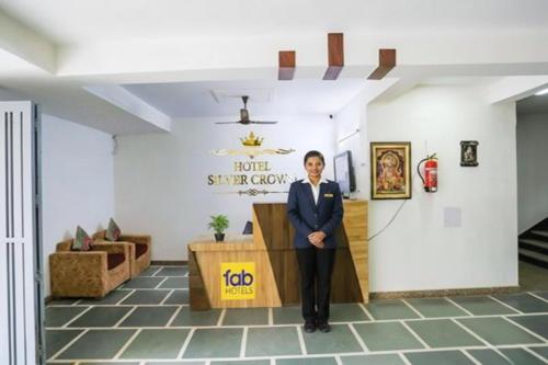 Μέλη του προσωπικού του FabHotel New Silver Crown