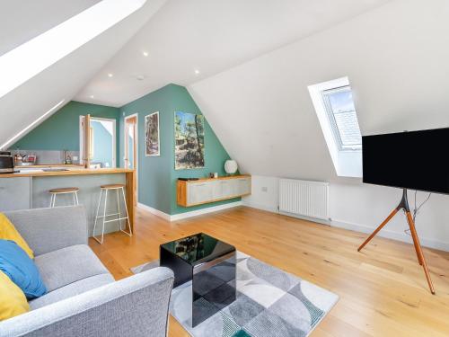 Una sala de estar con un sofá y un televisor. en Willow Loft - Uk49479, en Bulmer