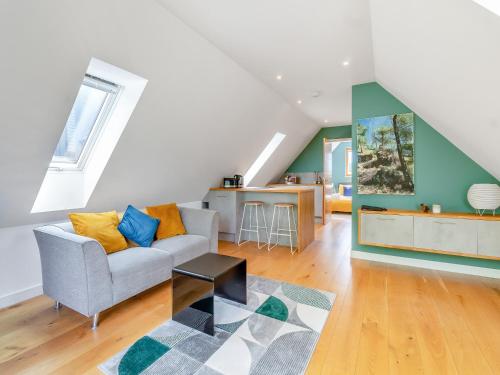 una sala de estar con un sofá y una mesa en Willow Loft - Uk49479, en Bulmer