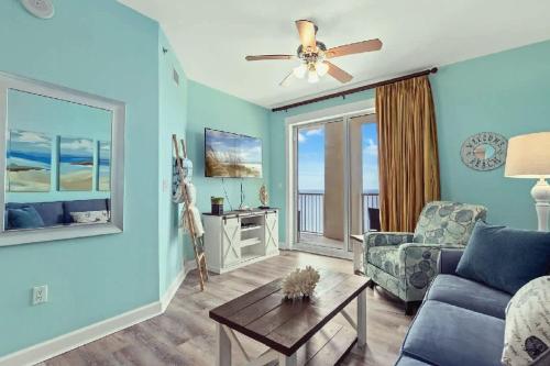 Et opholdsområde på Oceanfront Three-Bedroom Luxury Condo With Breathtaking Gulf Views