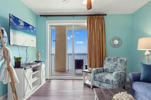 Et tv og/eller underholdning på Oceanfront Three-Bedroom Luxury Condo With Breathtaking Gulf Views