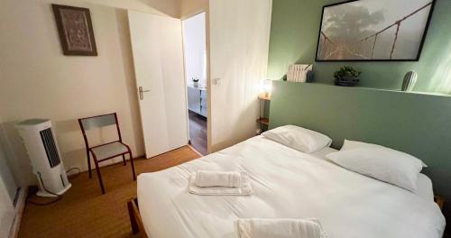 Giường trong phòng chung tại AC - WiFi - Bright accommodation in hypercenter