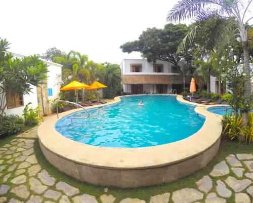 Der Swimmingpool an oder in der Nähe von Acacia Tree Garden Hotel