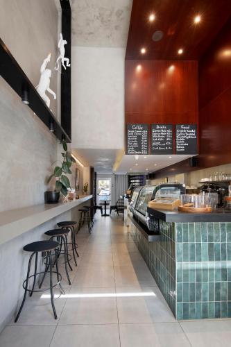 um restaurante com um bar com bancos e mesas em Urban Condo 10th Floor - 2 Bdr em Nicósia