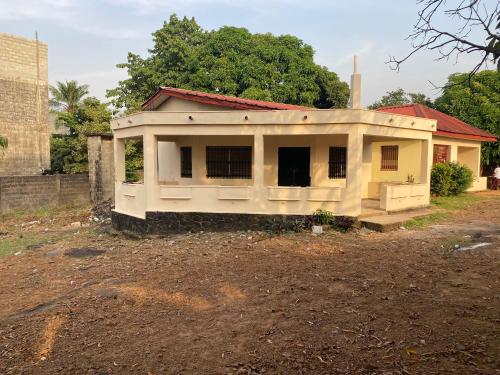 Το κτήριο όπου στεγάζεται  η παραθεριστική κατοικία