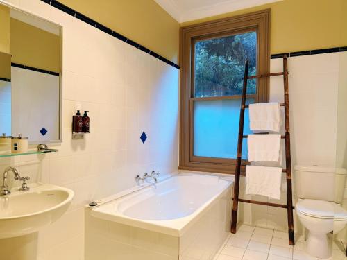 Ванная комната в Deluxe Villa - Circa 1860s Homestead