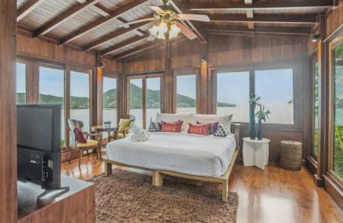 Ένα ή περισσότερα κρεβάτια σε δωμάτιο στο Luxury Seaview 6 Bedrooms with Infinity Pool Villa, private Gym, Superfast WIFI