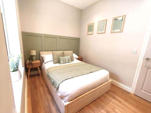 a bedroom with a large bed in a room at Stunning Modern Apartment Sleeps 4 - 6 Min walk from Golden Beaches-Free Parking in Bournemouth
