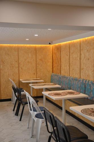 a dining room with tables and chairs and a wall at Alma Candida 12 in Ufe