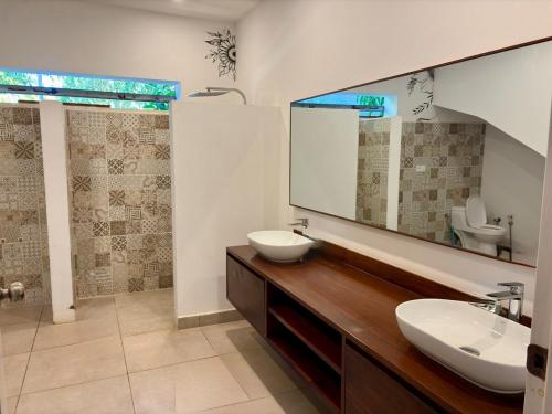 Ένα μπάνιο στο Villa Khadidja - a Home away from Home